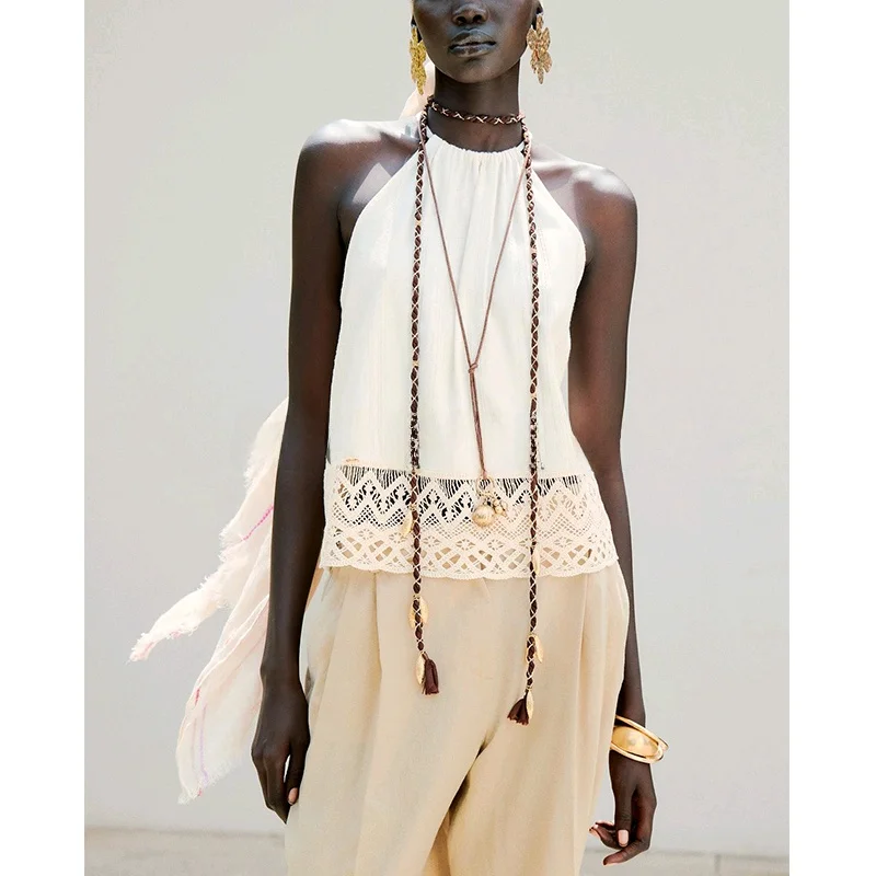 ستايل عطلة الصيف: بلوزة ذات فتحة خلفية من خليط الكتان مع بنطلون واسع الأرجل مطوي، طقم من قطعتين برقبة مستديرة وأكمام قصيرة