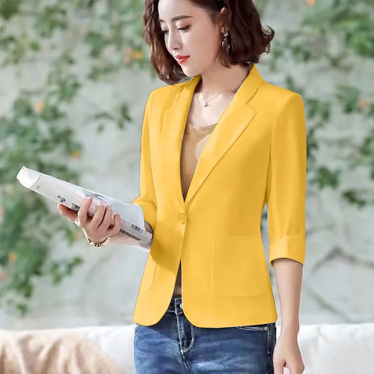 Blazer, jugendliche Damenkleidung, zierliche Knopfleiste, modernes Kleidungsstück, abnehmbarer Damen-Binde-Look, Fahison Fat, besonders charmant, zart
