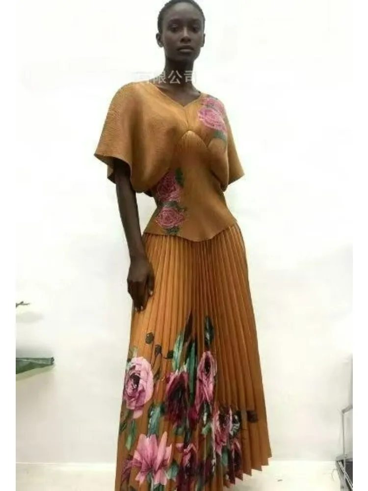 Miyake Afrikanischer V-Ausschnitt, plissiert, kurzärmelig, bedruckt, elegant, lockerer Anzug, modisches Top + plissierter langer Rock, zweiteiliges Damen-Set
