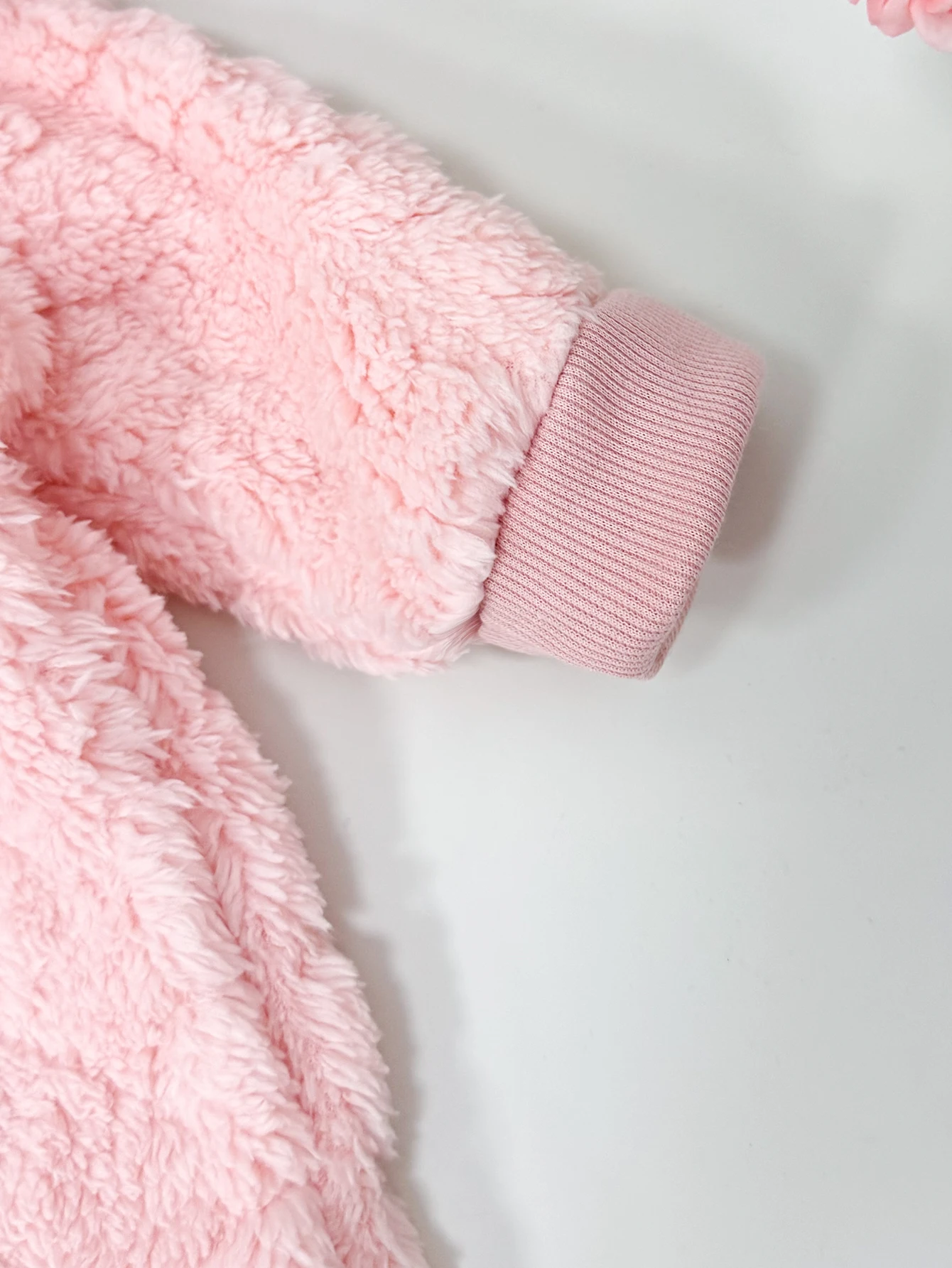 Pelele rosa esponjoso para bebé con capucha, traje suave y cálido para otoño e invierno, estilo callejero que agarra la atención para bebé