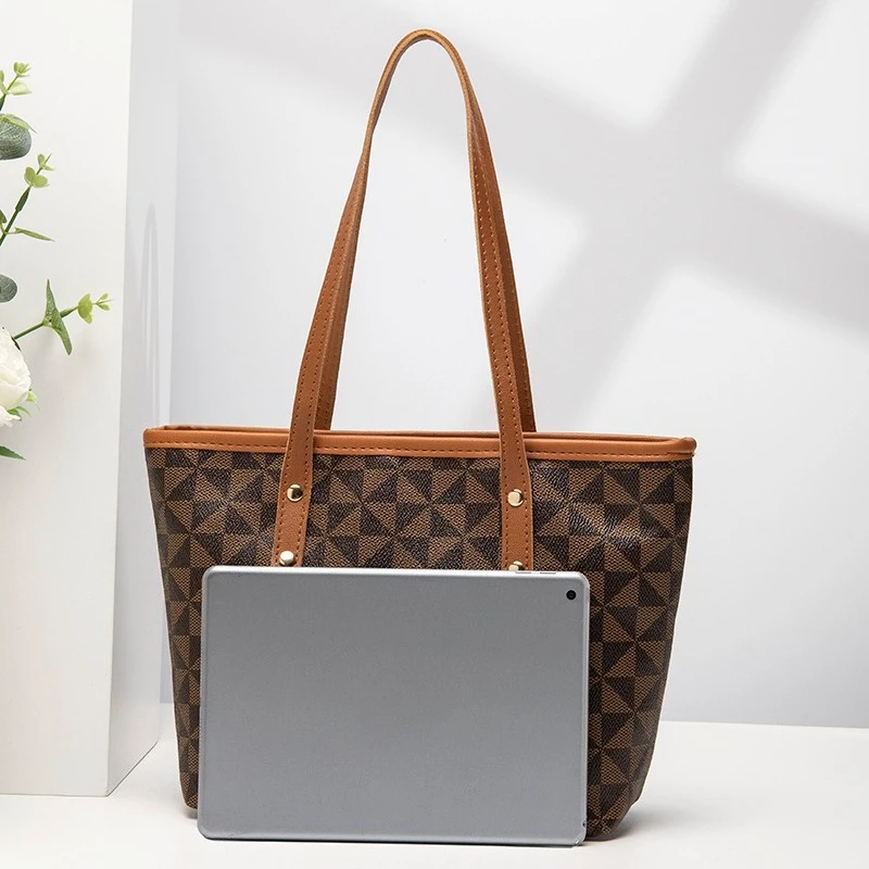 Trendy and Versatile Large Capacity Handbag with Triangular Printed Zipper Tote Bag, Retro Mommy Bag, Stylish Handbag image 5