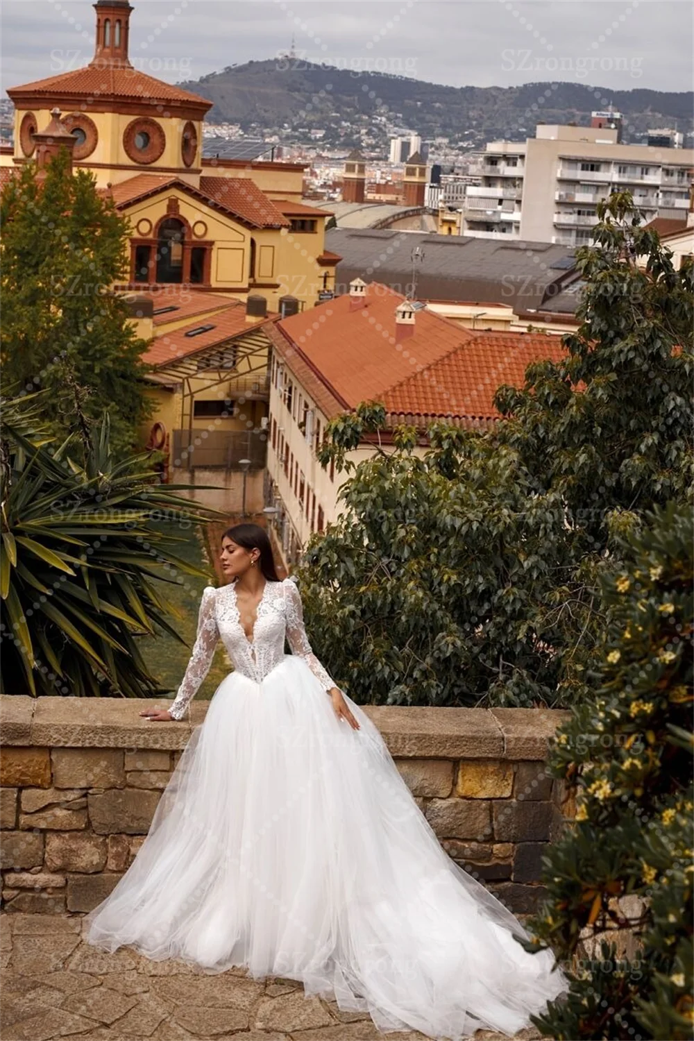 فستان زفاف بوهو من الدانتيل بأكمام طويلة ورقبة على شكل حرف V مع ذيل سويب مطوي مزين بحفلات الزفاف على الشاطئ مصنوع حسب الطلب