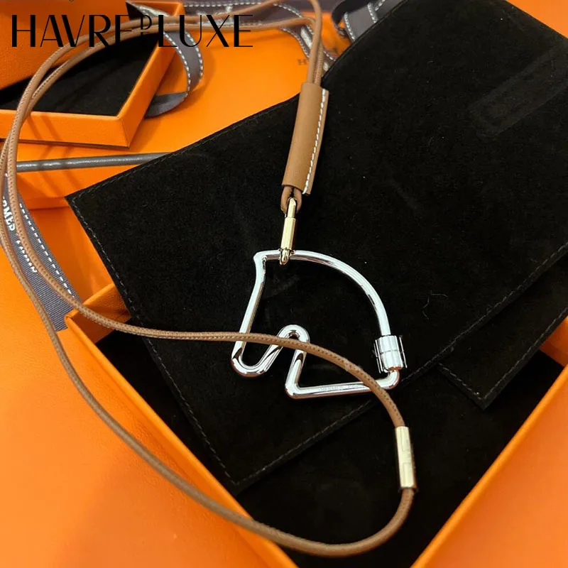 Abalorio para bolso con cabeza de caballo, adecuado para bolsos, llavero Cheval, bolso con hebilla decorativa, correa para el hombro, colgante para bolso, llavero H demasiado de velocidad