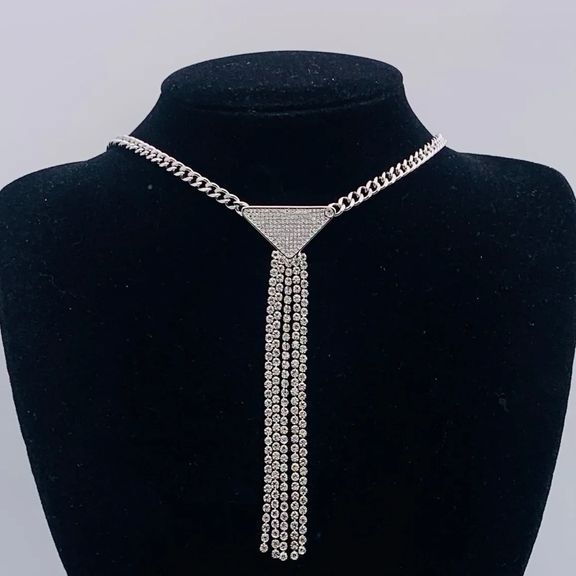 

Новый треугольный кулон с кристаллами и кисточкой, серебристый, элегантное ювелирное украшение