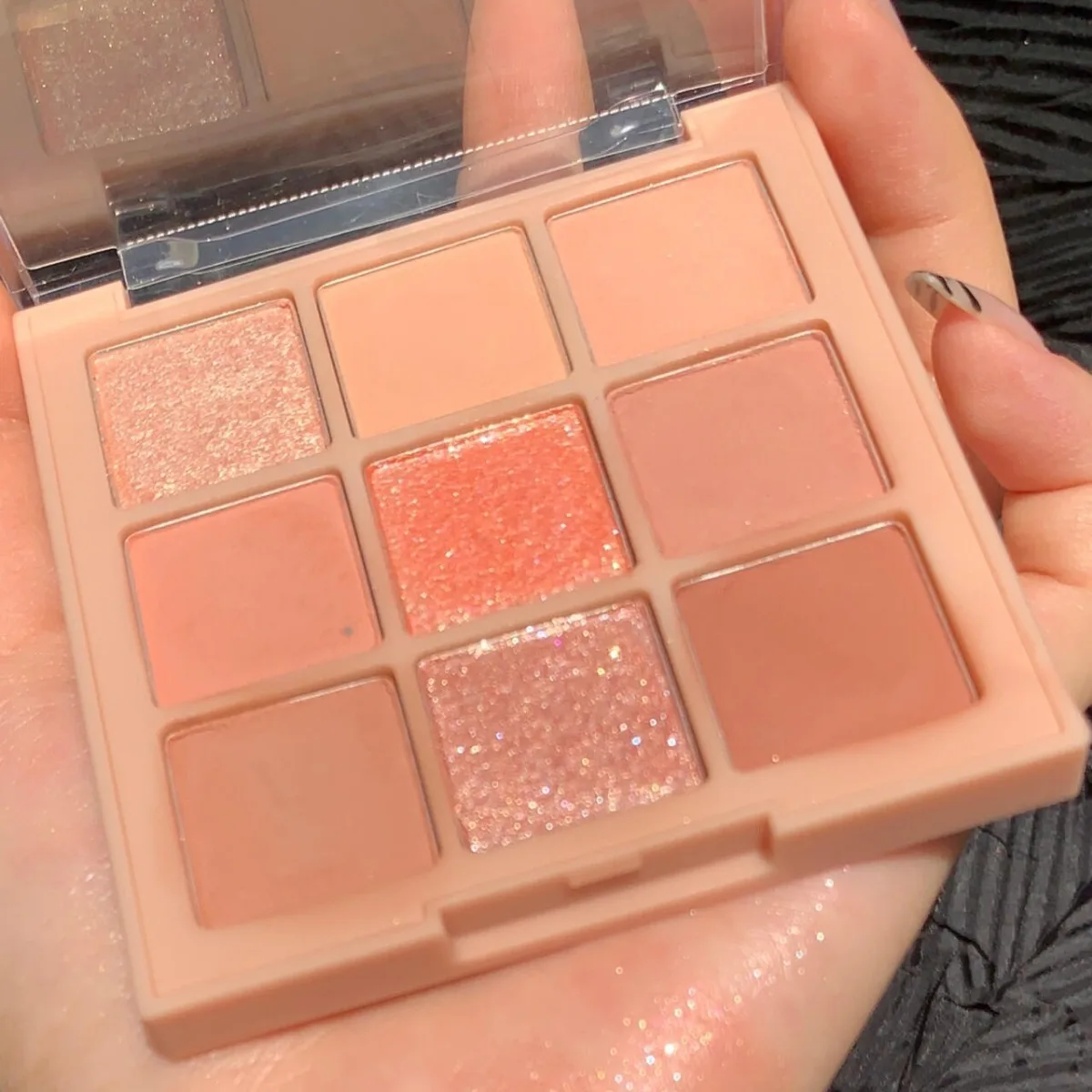 9色のアイシャドウパレット：オートミルクティー、パール＆マット、滑らかな質感、落ちにくい。 お祭り、学校、結婚式、日常使いに。