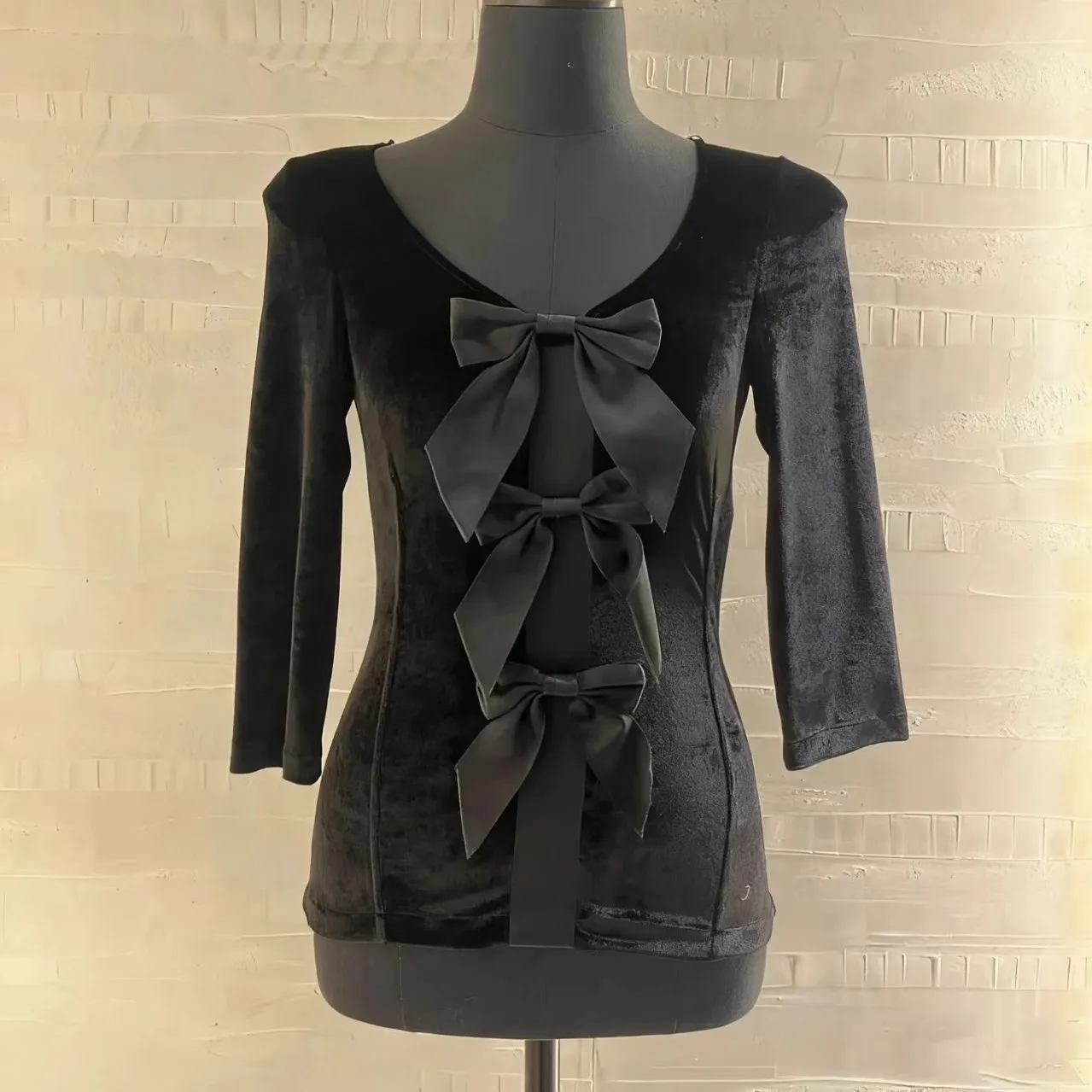 

T-shirt 2025 autumn/winter new style, single-sided rhinestone logo at the hem, peach heart collar, bow, mid sleeve top