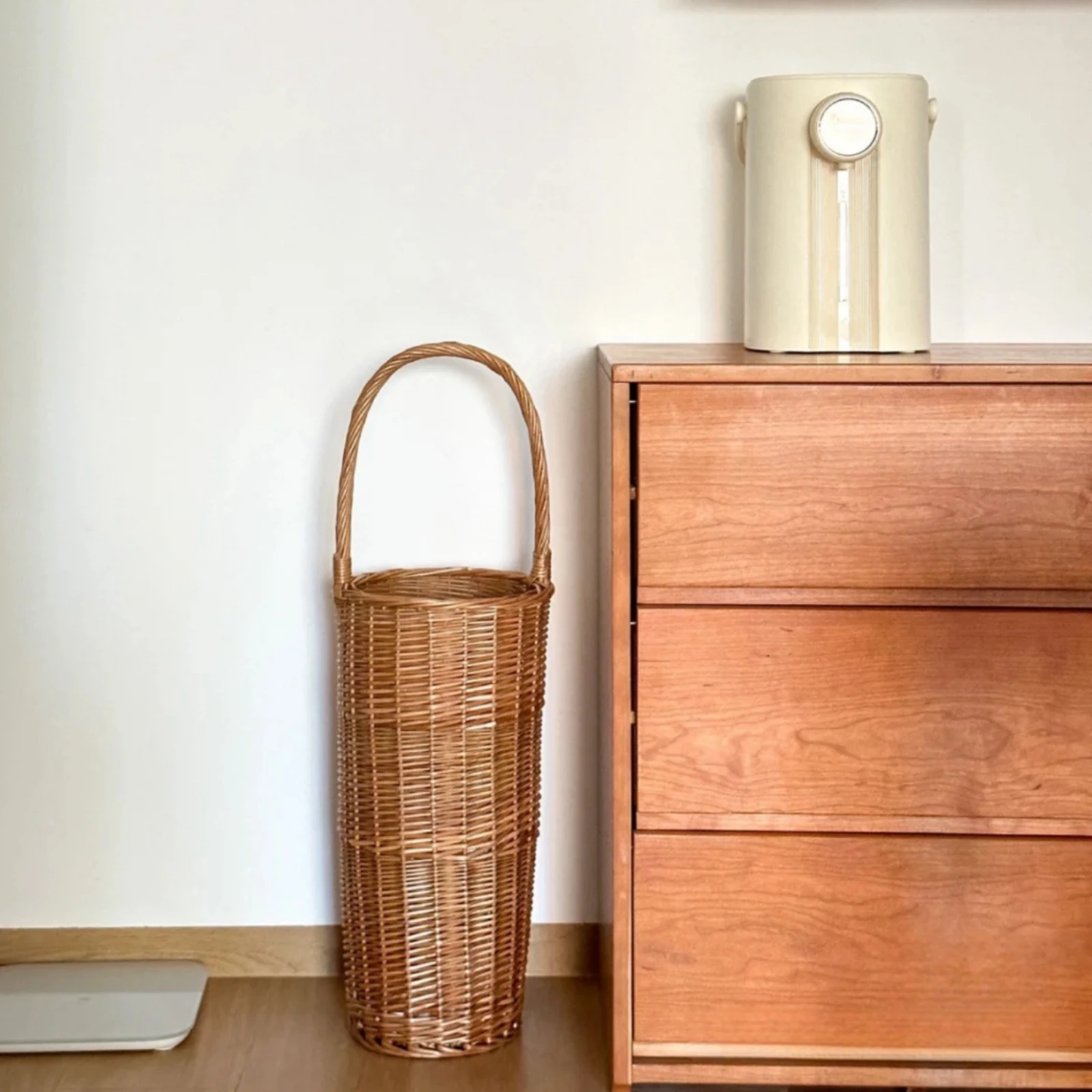 Woven Wicker Umbrella Stand Natural Finish Arched Handle Umbrella Holder Wicker Basket Stand Tapered Home Storage Uncovered Top
