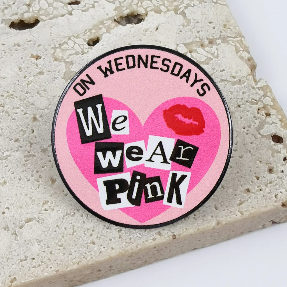 Broche Mean Girls on Wednesdays We Wear Pink, Élément Cinématographique et Télévisuel Classique, Pin's Émaillé Rouge à Lèvres, Accessoire de Mode, Badge
