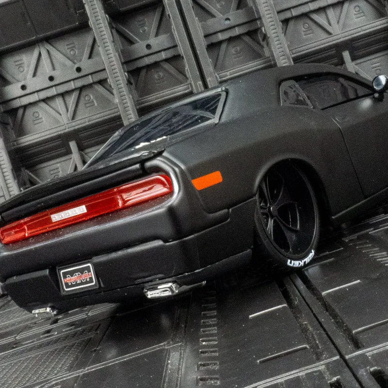 Maisto 1:24 simulación Dodge Challenger 2008 modelo de coche de aleación, puertas y capó de motor, el maletero se puede abrir un coche de juguete para niños