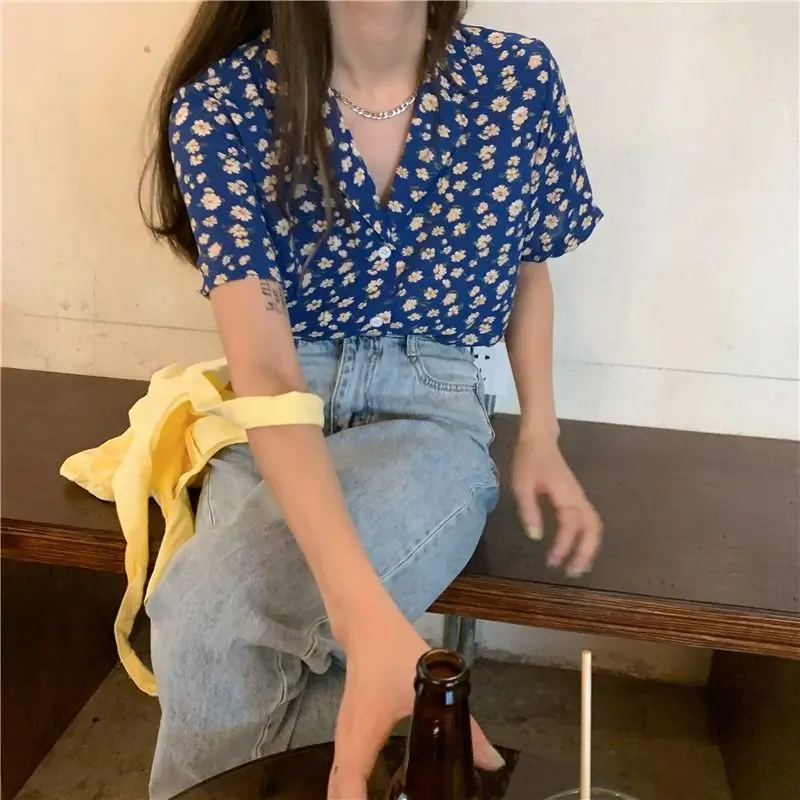 

Retro Short-sleeved Floral Shirt for Women with Slim Lapels with a Chic Short Top