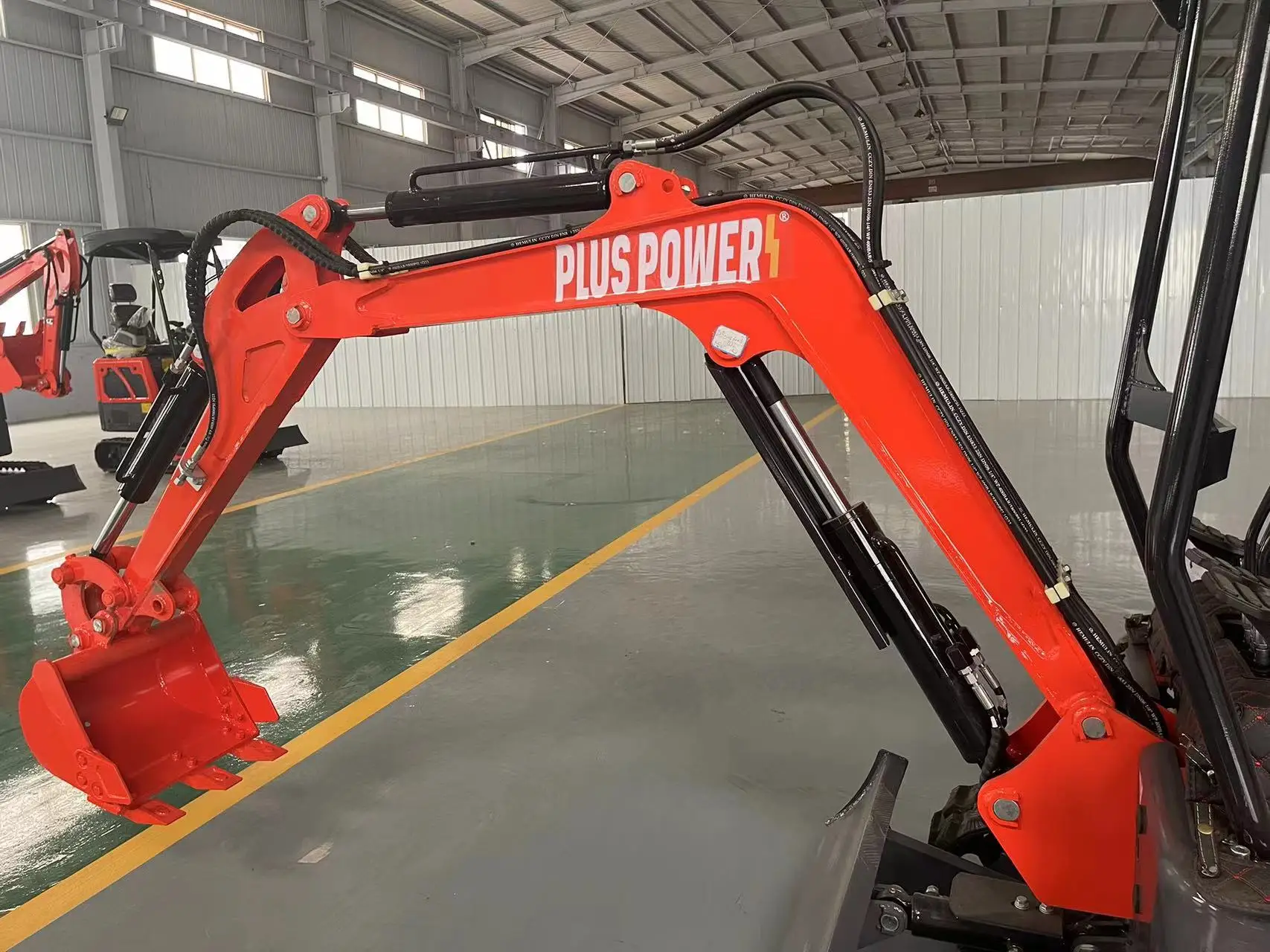 Excavator kecil murah 1,5 ton dan 1,8 ton laris manis. Excavator mini dengan kabin pengemudi sedang dijual.