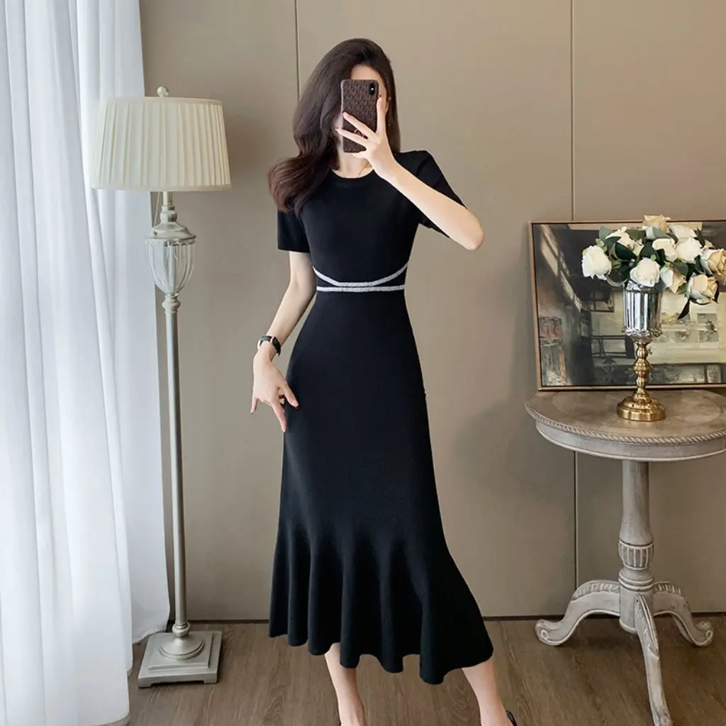 Xiaoxiangfeng Vestido de punto de seda de hielo para mujer de trece líneas por encima de la rodilla Falda larga de cola de pez negra a la cadera Vestido de verano