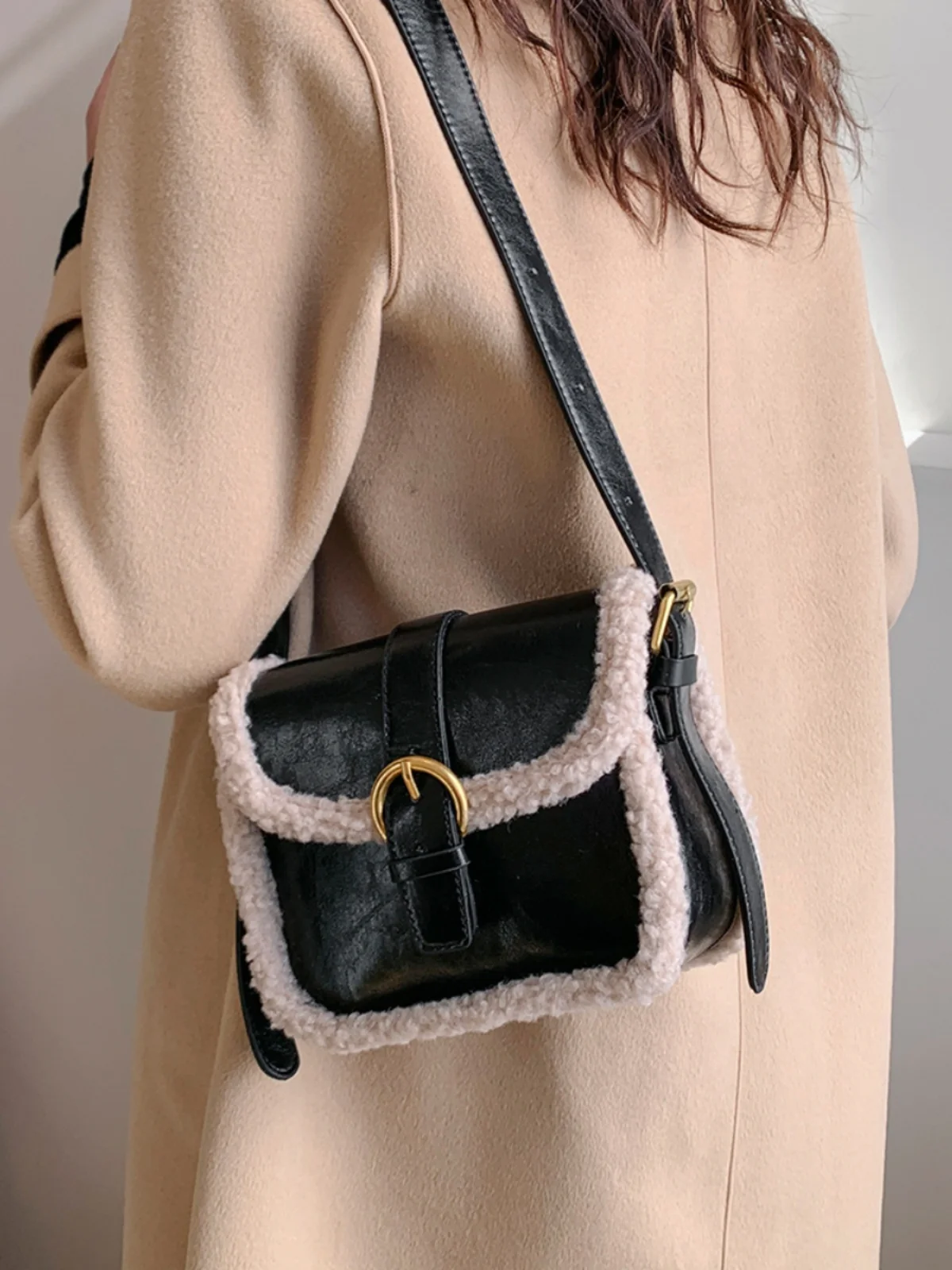 Korean Style Women\'s Plush Shoulder Bags 2023 Winter New Glossy PU Faux Fur Hasp Crossbody Bag Chic Lady Brown Cute Square Pack