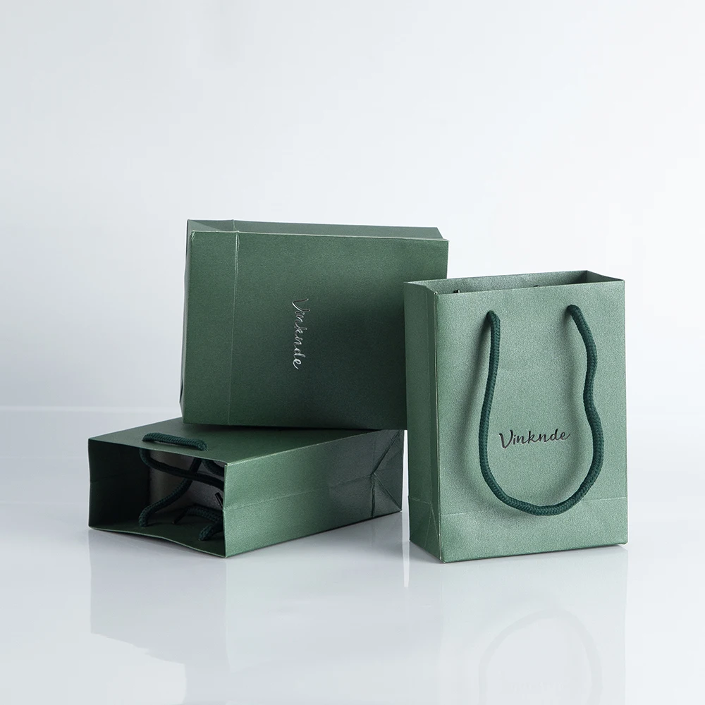 Custom Logo Luxury Portable Green Cardboard Gift Bag for Business Wedding Holiday Favors Wrapping Materials Tote Bag Wholesale