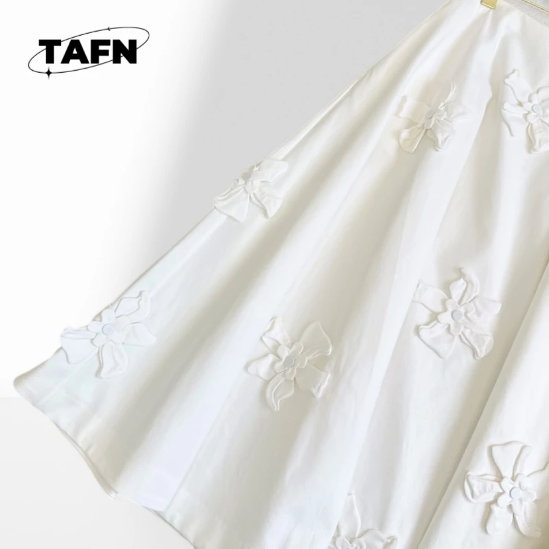 พิมพ์พื้นผิวขั้นสูงกระโปรงมินิเจ้าชู้ที่สวยงามพร้อมรายละเอียดระบาย – สนุกและเป็นผู้หญิงสําหรับแฟชั่นฤดูร้อน AE0211