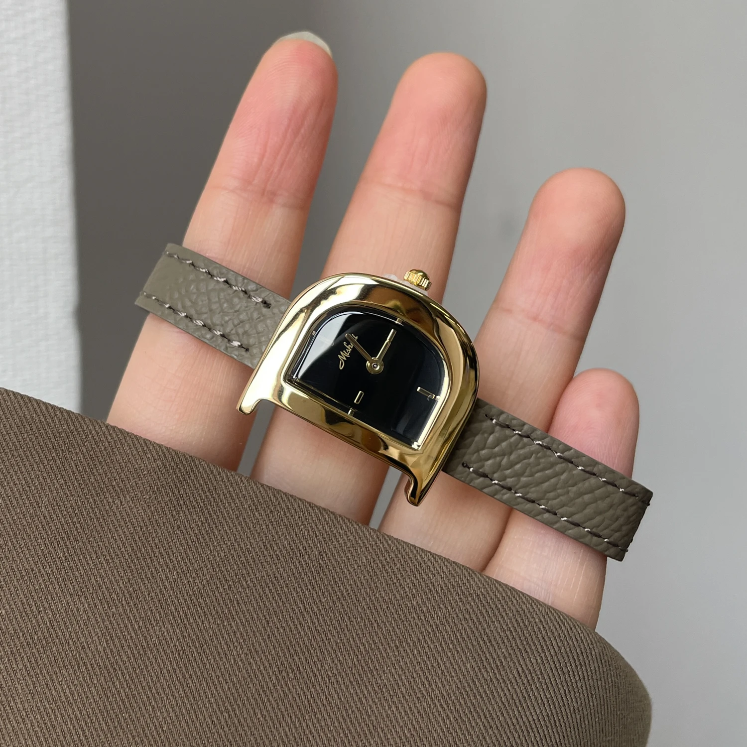 ساعة نسائية للربيع والخريف عالية القيمة، طراز فني، ساعة يد نسائية، وصول جديد 2025، ساعة يد نسائية أنيقة