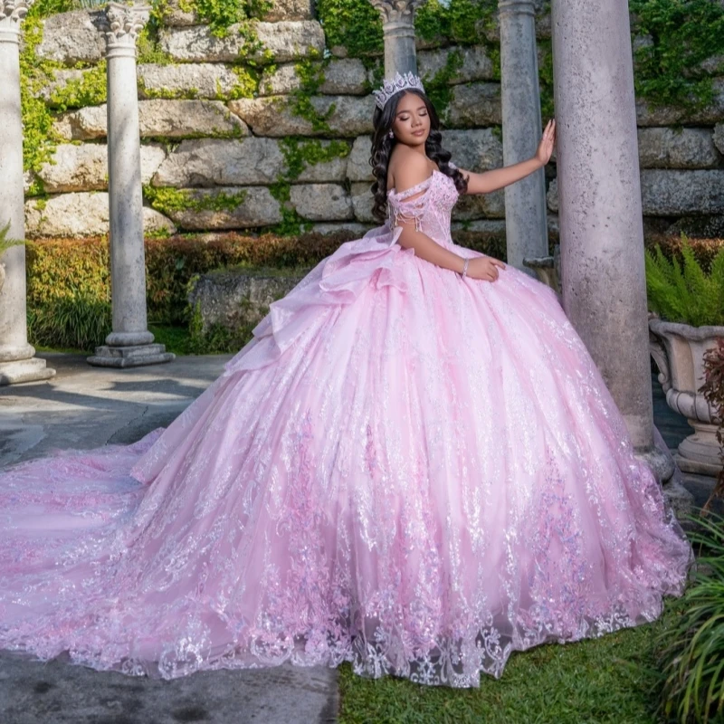 

Розовое блестящее бальное платье для Quinceanera с пайетками, аппликациями, кружевом, бисером, кристаллами, тюлем, бантом, корсетом, открытыми плечами, для Sweet 16