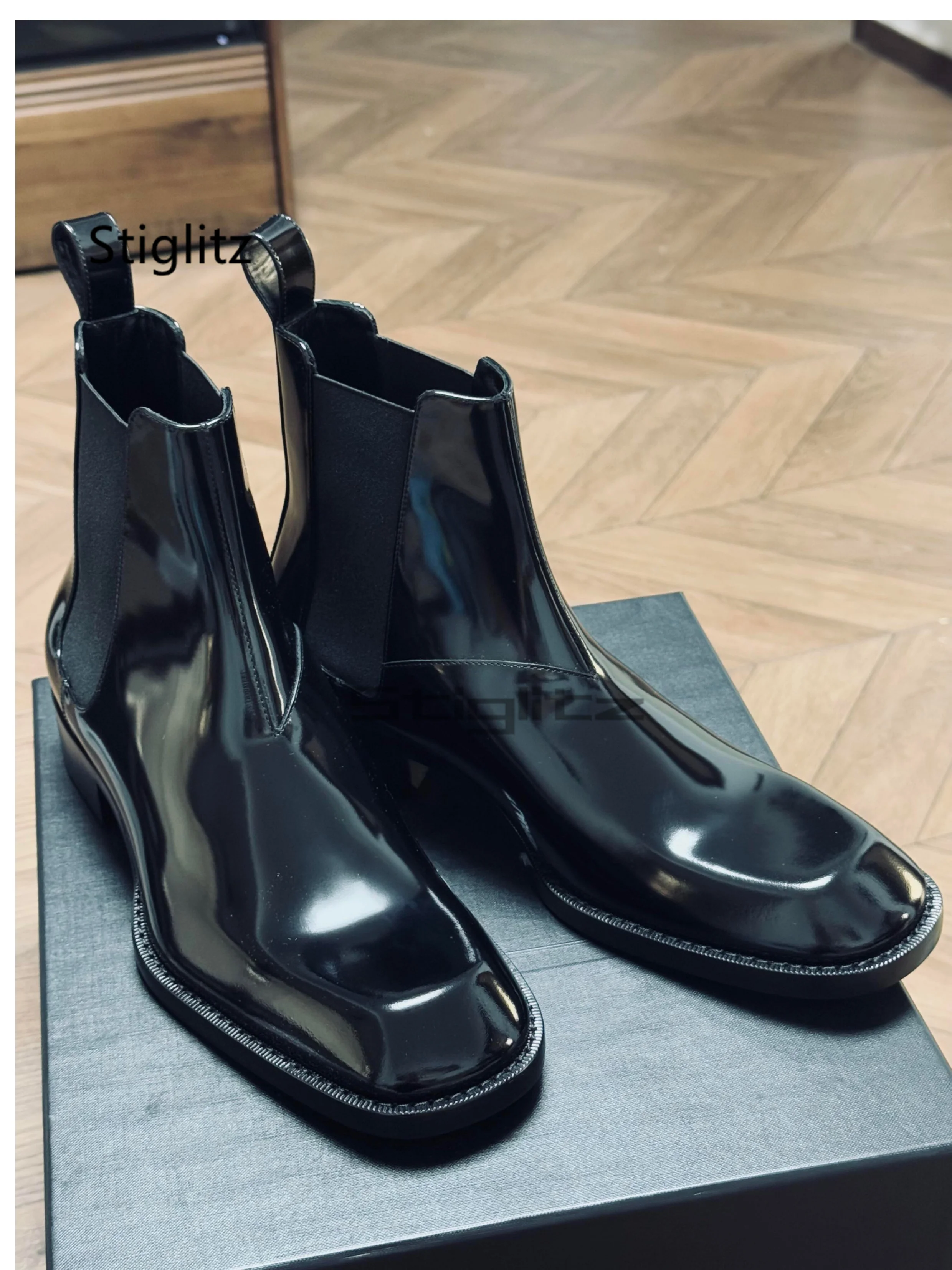 أحذية الكاحل الجلدية اللامعة للرجال على الطراز البريطاني بنعال سميكة من الجلد الأسود اللامع سهلة الارتداء أحذية مرنة أحذية عالية الجودة للرجال