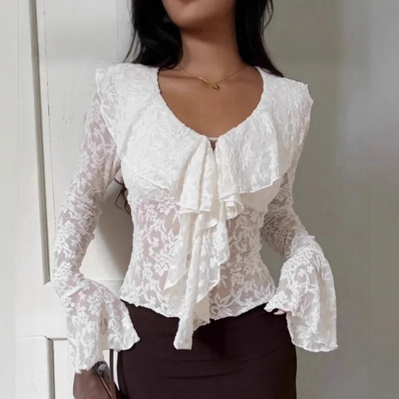 

Элегантный белый кружевной топ для поездок на работу для женщин 2026, весенний дизайн, французская рубашка с расклешенными рукавами и рюшами по краям, женская одежда