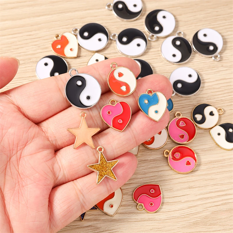 10 Stück niedliche, gemischte Emaille-Anhänger in Form von Tai-Chi-Motiven, Herzen und Sternen zum Basteln von Ohrringen, Halsketten und Armbändern, für DIY-Bastelarbeiten und als Schmuckzubehör. – Detail 1