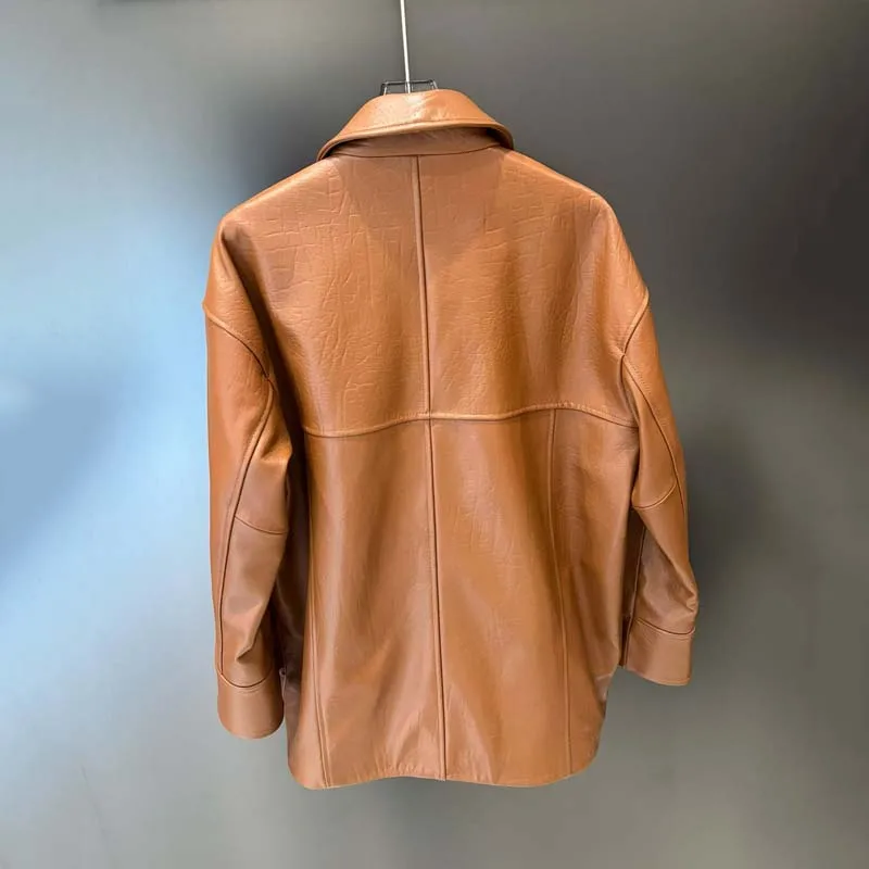 سترة جلدية أصلية عصرية جديدة بطول منتظم لعام 2025 بياقة مقلوبة ملابس نسائية لخريف وربيع جودة عالية