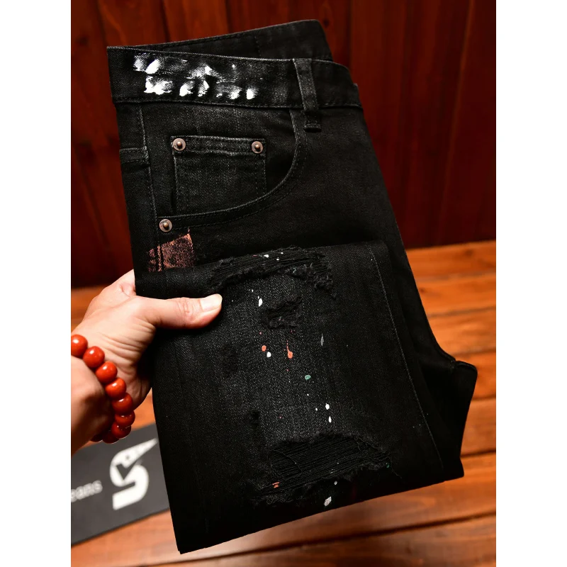 جينز أسود موضة الشارع للرجال في خريف 2025، مقاس نحيف بأقدام صغيرة، رقعة مثقوبة، سراويل متينة وأنيقة