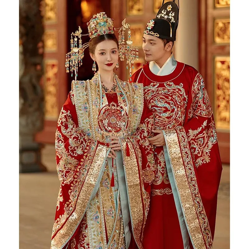 

A new style of Chinese-style wedding dress for men featuring phoenix crowns and red robes