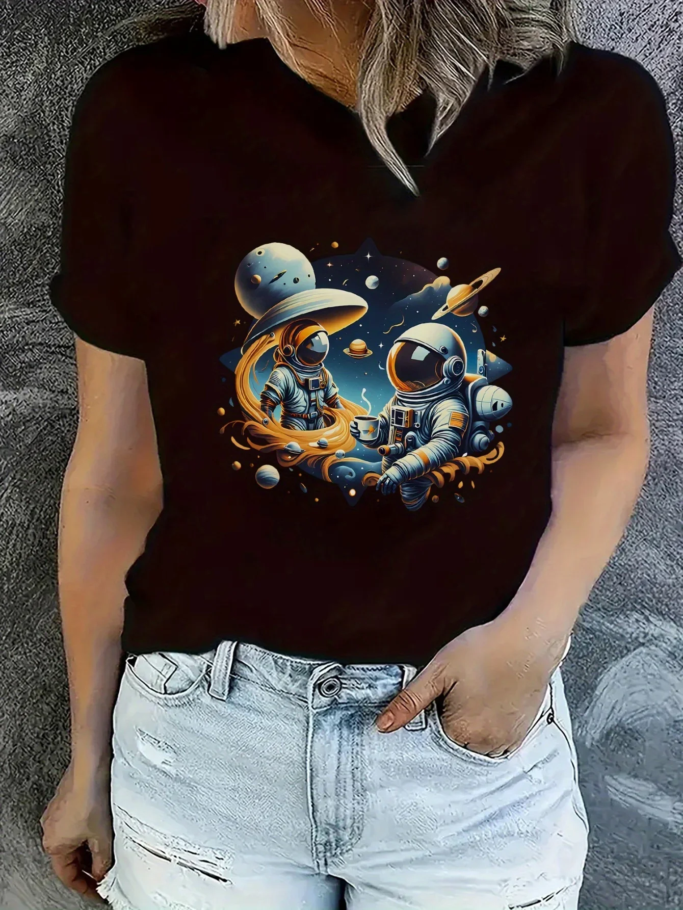 A T-shirt with An Astronaut Flame Design, Perfect for Casual Wear, Women's Casual Astronaut-themed T-shirt.Fashion Personality
