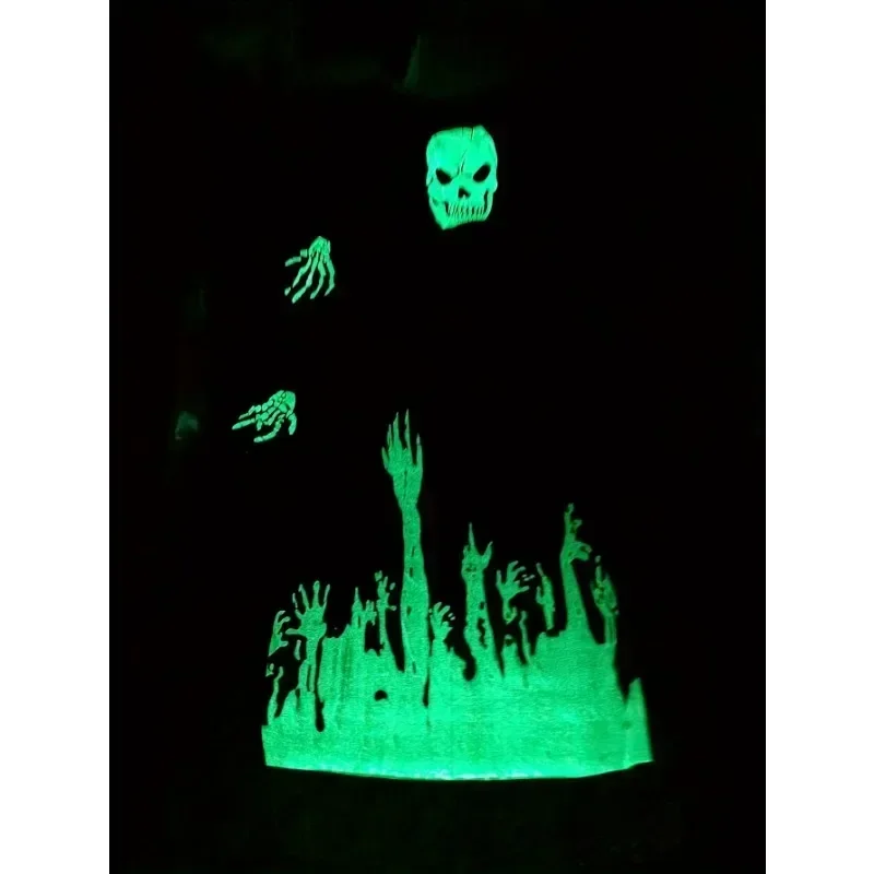 Jungen im dunklen Schnitter glüh gewand, gruseliges Kostüm mit Schädel maske, Sensen requisiten und Handschuhe, unheimliches gruseliges Kostüm für Halloween
