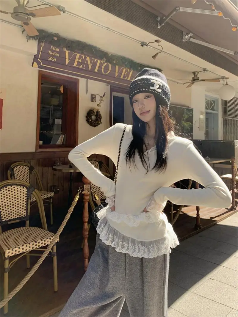 

Женская трикотажная футболка с высоким воротником, кружевными вставками и приталенным силуэтом в корейском стиле, универсальная, простая и элегантная, из Гонконга.