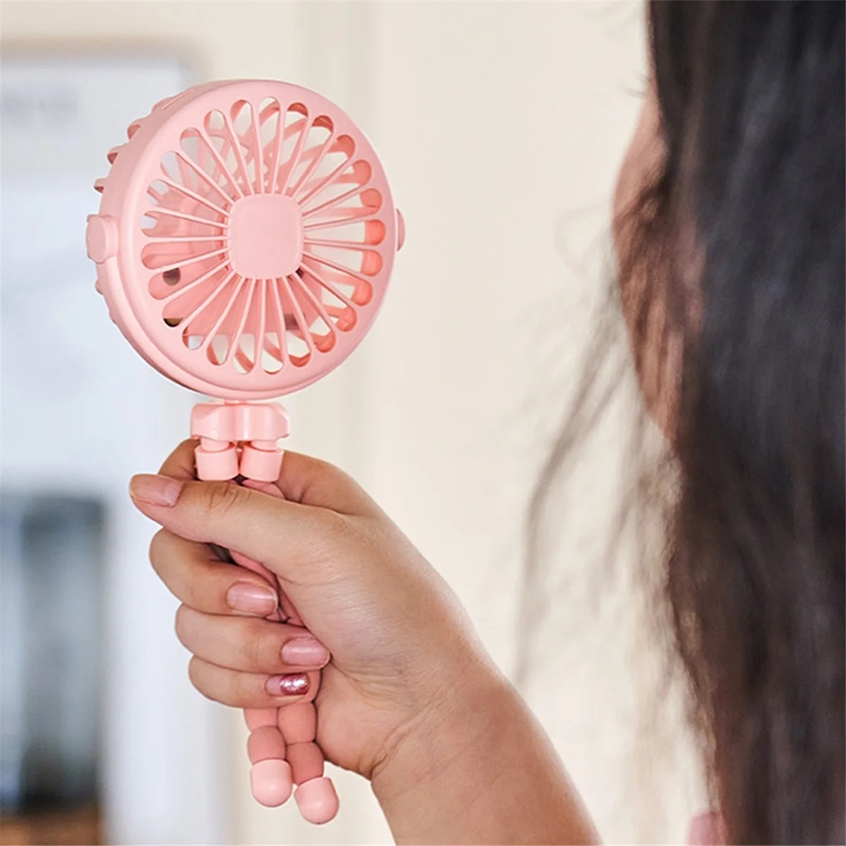 A01V مروحة صغيرة صامتة قابلة لإعادة الشحن عبر USB باللون الأسود 3 سرعات قابلة للتعديل مع وظيفة الإضاءة لعربة مقعد السيارة