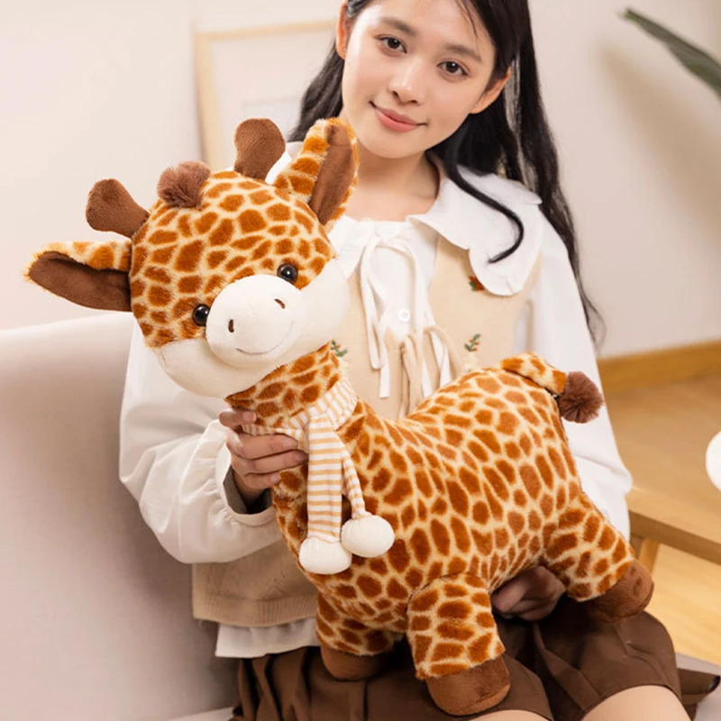 스카프를 쓴 모조 기린 봉제 인형 베개. 귀여운 모습의 기린 인형. 잠잘 때 동반자. 장식용 선물