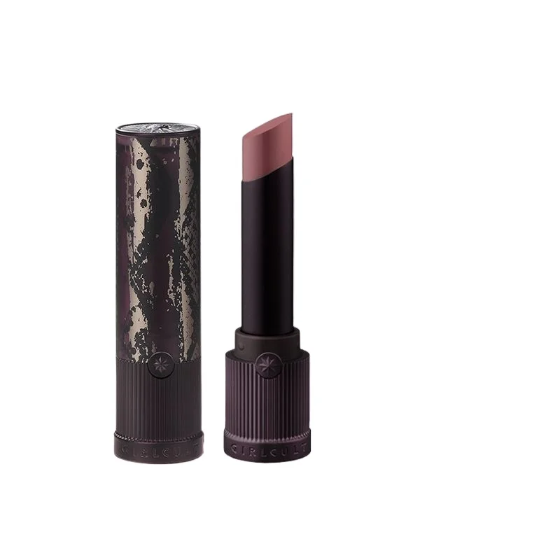 Szminka Girlcult Matte Lipstick, nawilżająca, intensywny kolor, z witaminą E, gładka, miękka tekstura, długotrwały matowy połysk.