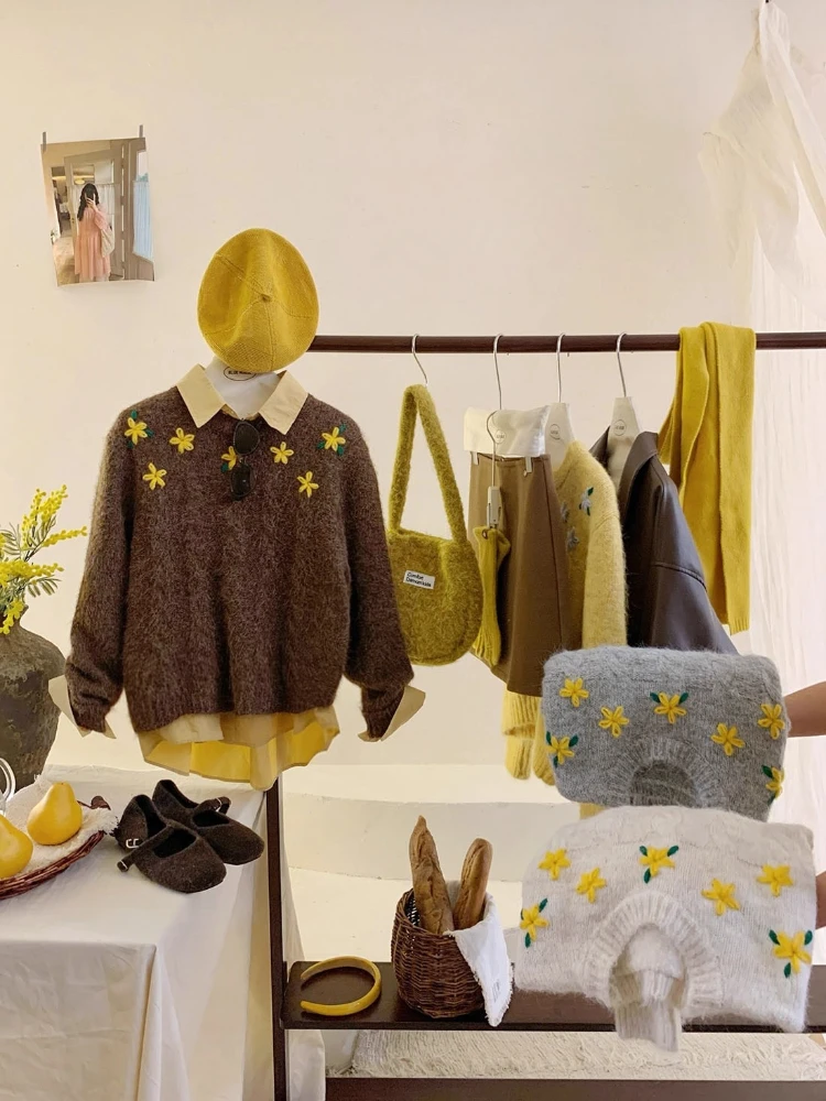 

2025 Autumn/Winter New Women’s Embroidered Floral Knit Sweater Soft Cozy Pullover Cute Flower Patterns Casual Loose Fit Jumper