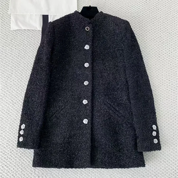 

Индивидуальные новые зимние стили европейской и американской женской одежды 2025 года. Черное однобортное твидовое длинное пальто с длинными рукавами.