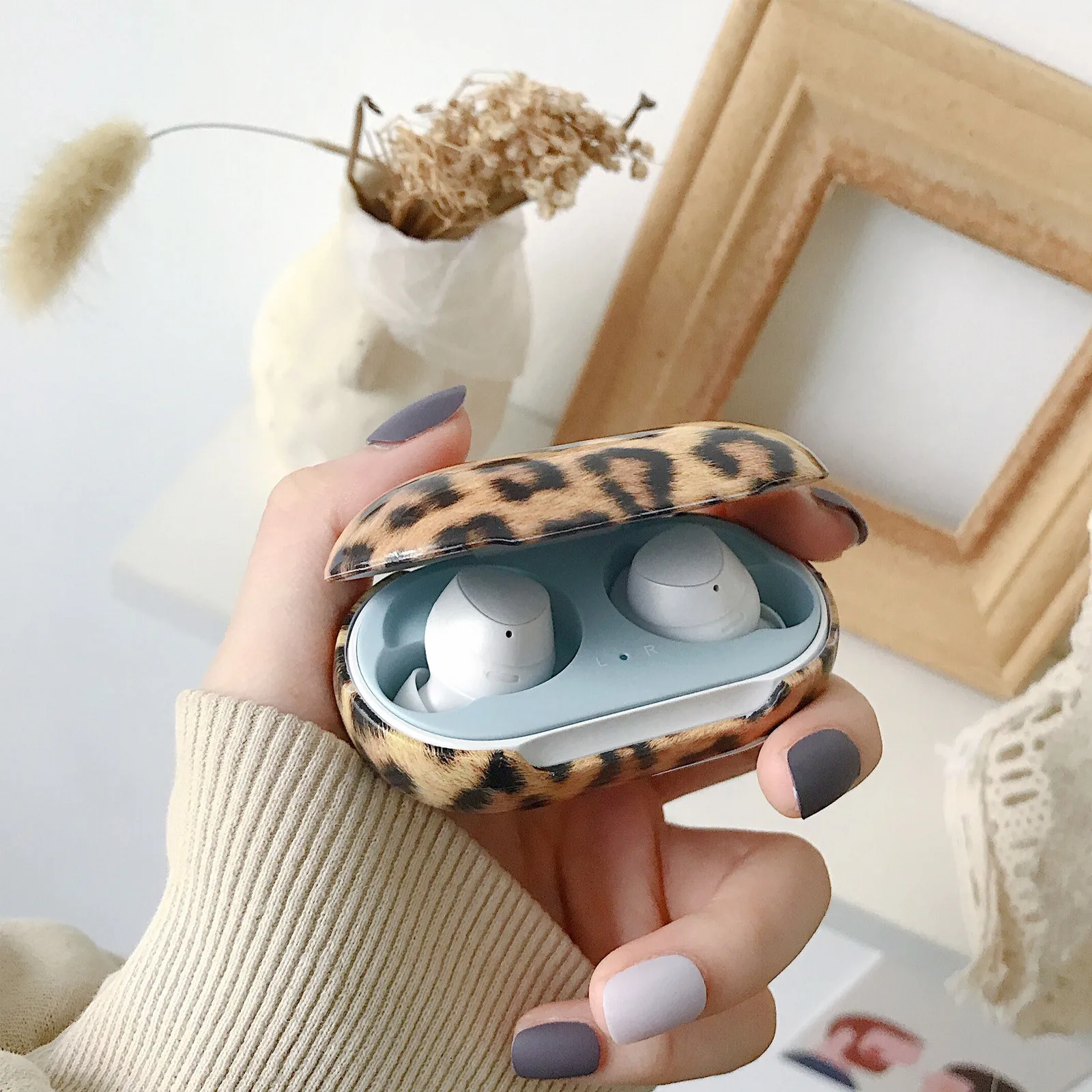 

Portable Earphone Shell for Buds Buds Plus Wireless Headset Protective Cover Antifall Damage Prevention Silicone Material