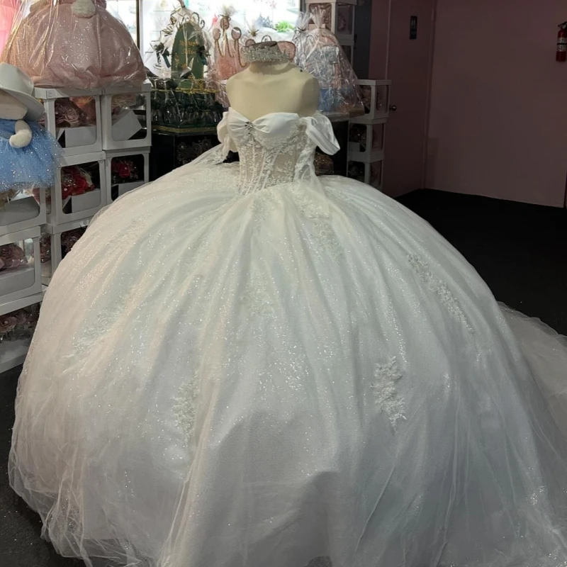 Abito da ballo bianco lucido Abiti Quinceanera con spalle scoperte Applique in pizzo con perline Tull di cristallo Festa di compleanno Dolce 16 Abito gilet