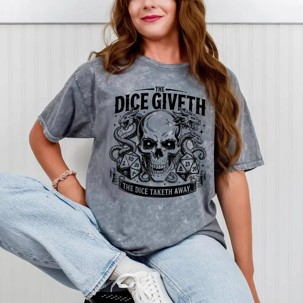 قميص The Dice Giveth and Taketh Away، هدية حفلة الزنزانة، تي شيرت RPG مضحك على الطاولة، قميص DnD Gamer Meme، قميص TTRPG Dice Roll Quote