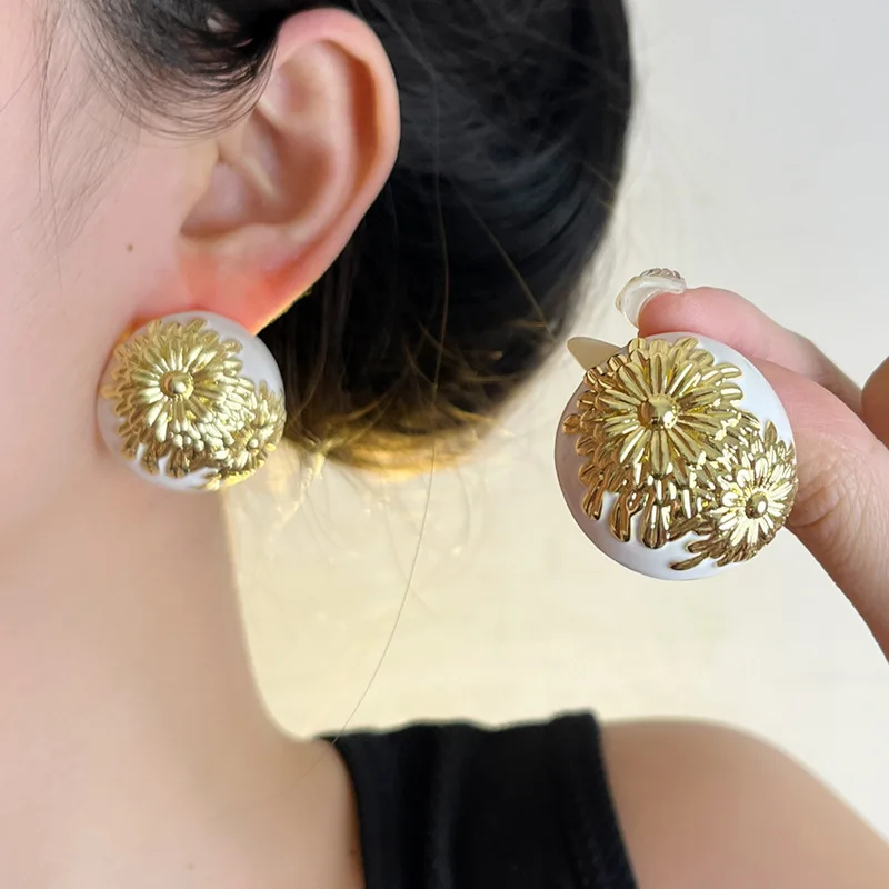Retro milk white hemisphere three-dimensional relief gold daisy stud earrings female French contrasting color flower semicircle