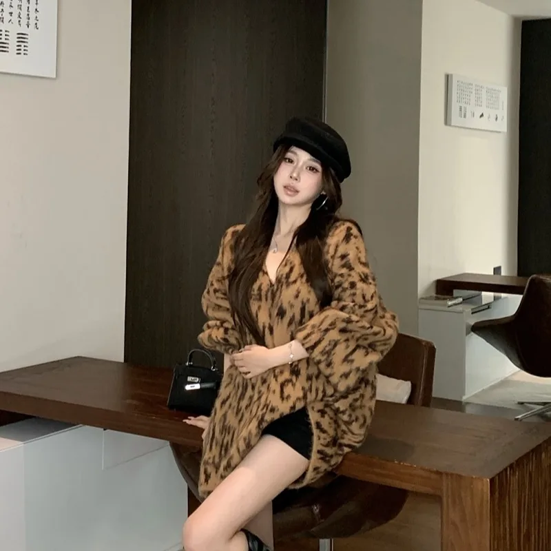 

Вязаный свитер в стиле ретро, женский вязаный свитер с v-образным вырезом и леопардовым узором, вышивка Fuzzy Feel Street Sle, длинный свек, кардиган средней длины