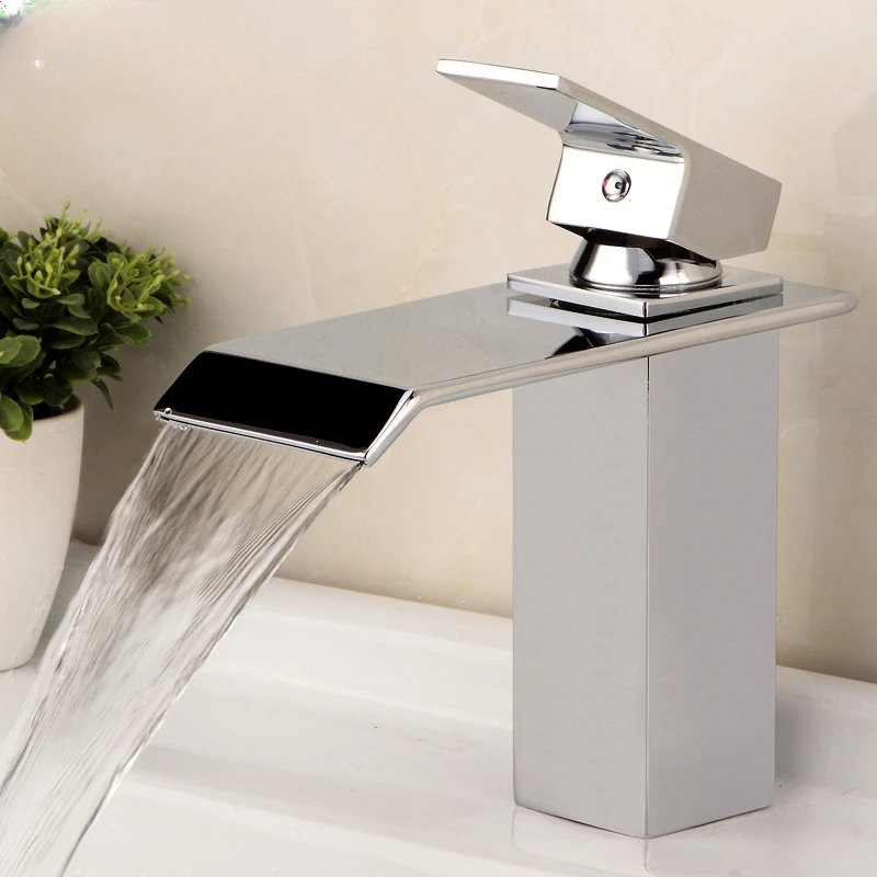 Waterfall-style washbasin faucet heightens the copper washroom on the platform, and the washbasin is hot and cold.