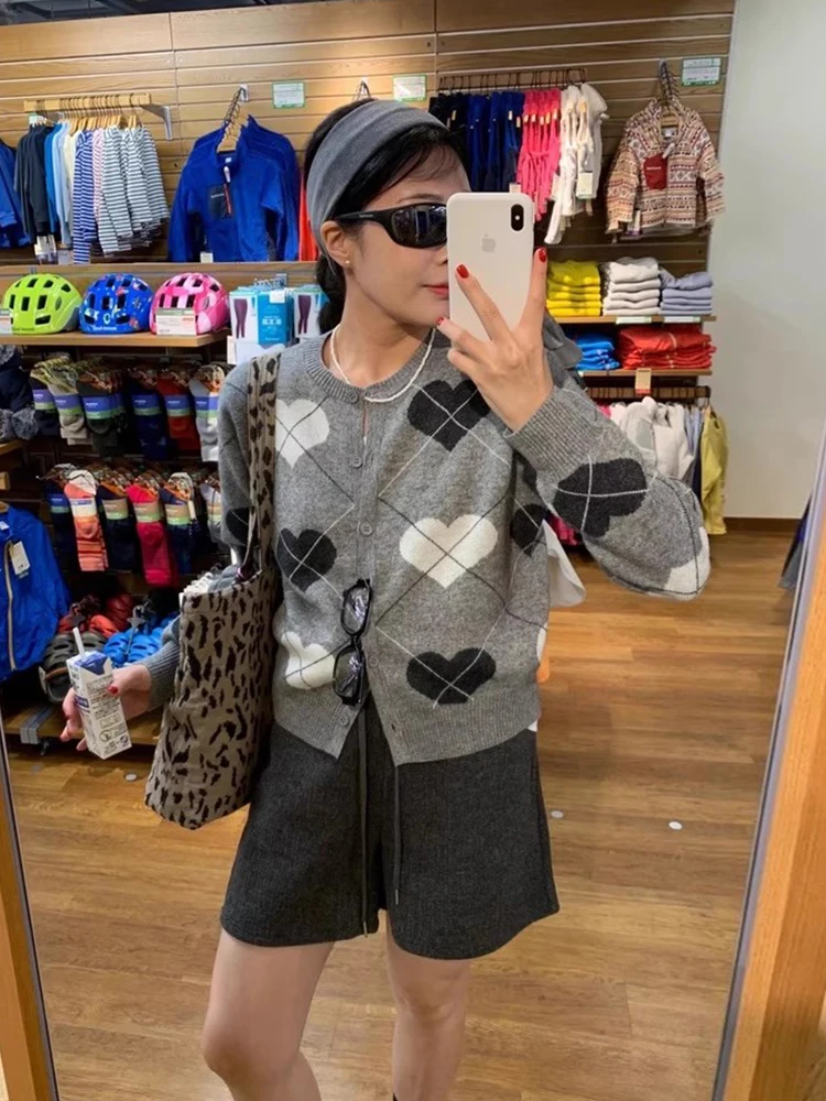 

Стильный осенний новый молодежный вязаный кардиган с длинными рукавами и узором в виде сердечек, универсальный, стройнящий дизайн для женщин