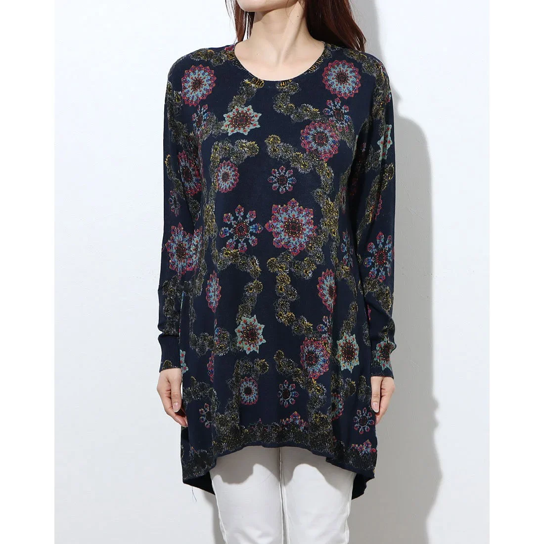 Un top senza maniche sottile ed elastico con tessuto a rete patchwork con stampa spagnola per l'esportazione