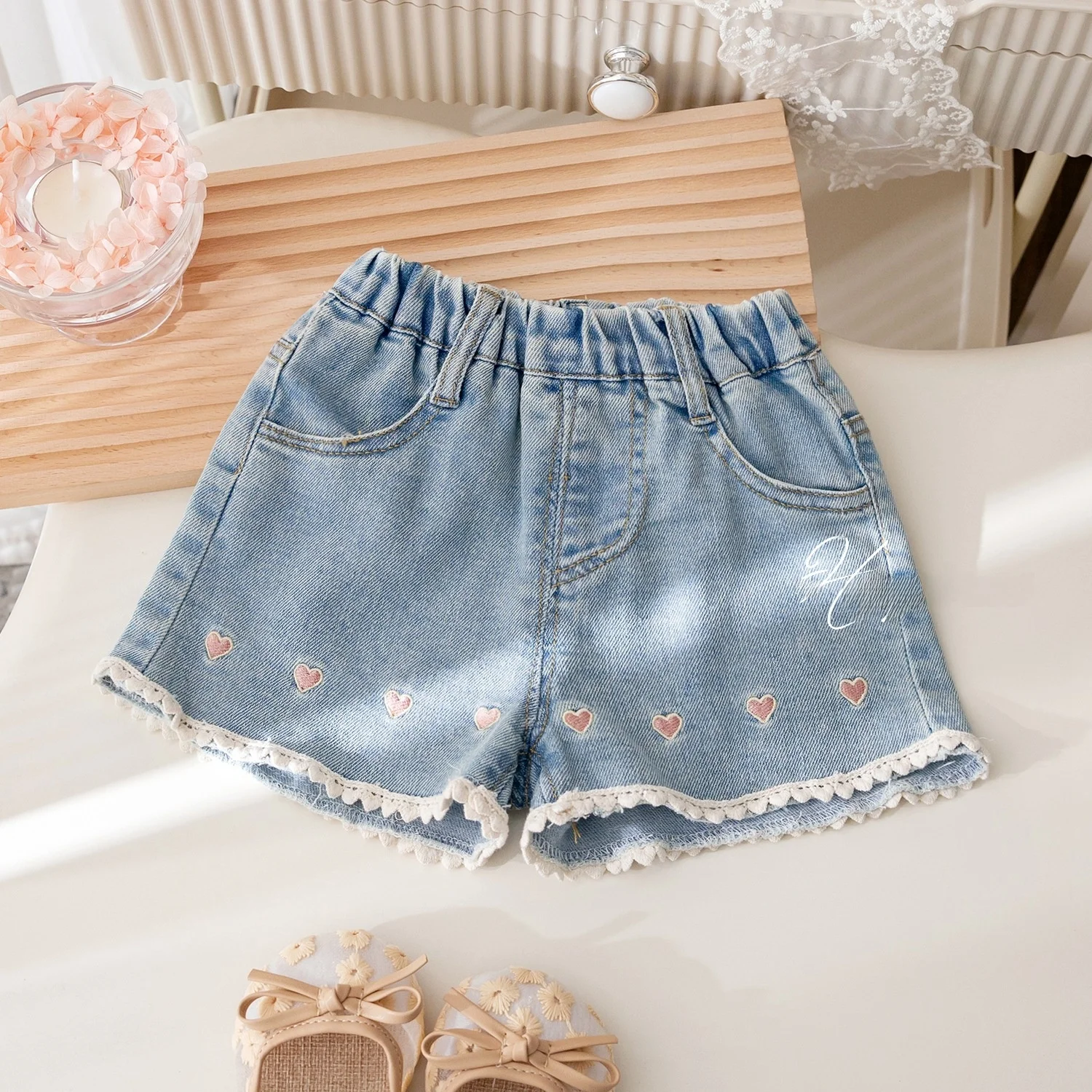 

Корейские джинсовые шорты для девочек с вышивкой и оборками в форме сердца, летняя новинка, милые универсальные шорты для маленьких девочек