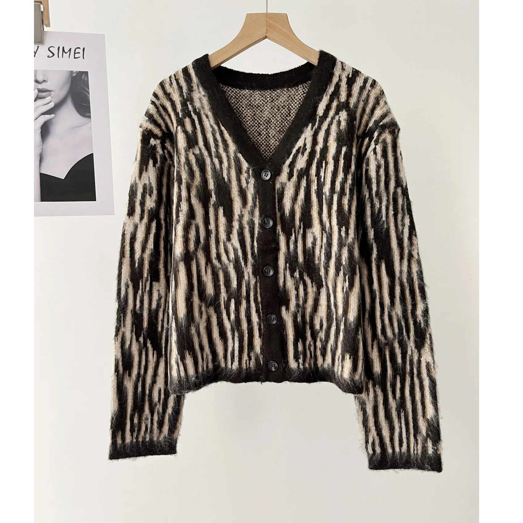 

Women's casual lazy brown zebra pattern V-neck knitted cardigan sweater Spring and Autumn 16a-1550