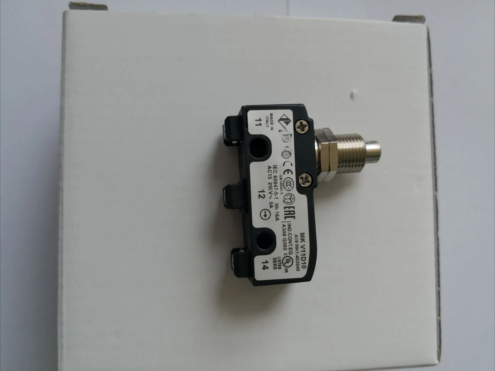 New original Pizzato micro-motion switch MK V11D10