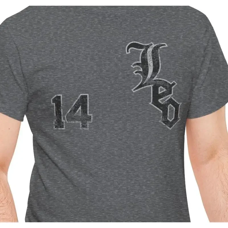 Camiseta con efecto desgastado de color de Chicago Pope Leo XIV con logotipo en letra gótica