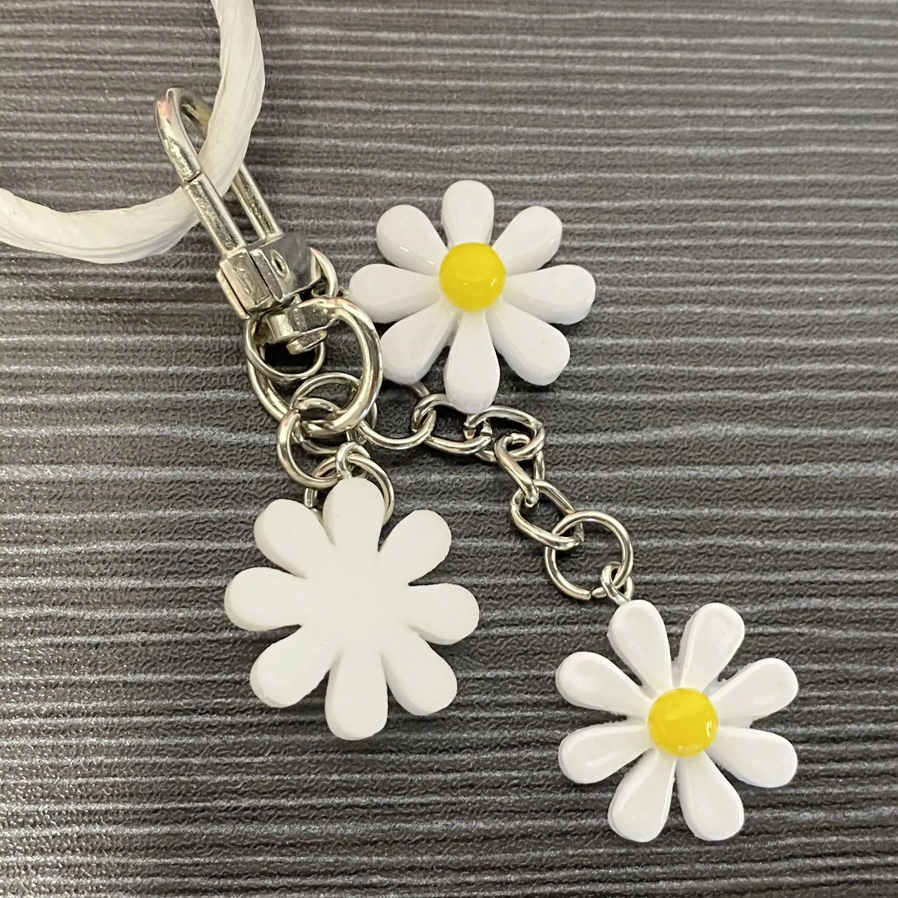 سلسلة مفاتيح ديزي بيضاء ، هدية زخرفية أنيقة للنساء ، لطيفة ، 1 * * #5
