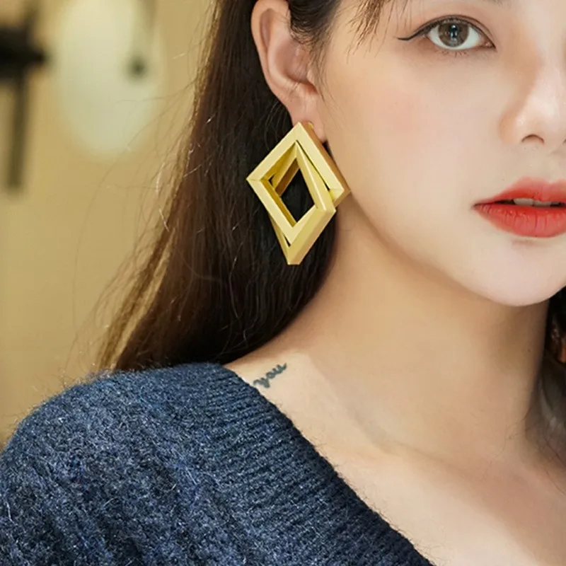 مبالغ فيها موضة الذهب اللون أقراط مربعة للنساء القرط المعدني مجوهرات 2025 تتجه الأقراط الأوروبية والأمريكية الجديدة