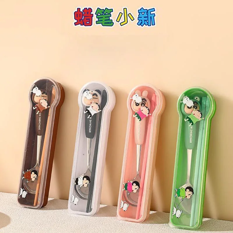 

Милый мультяшный карандаш Kawaii Shin-Chan 304, набор палочек для еды и ложек, портативная студенческая посуда, набор палочек для еды и ложек для хранения